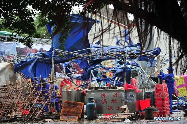 Các hàng quán bị gió bão làm tốc mái tại thành phố Hải Khẩu, tỉnh Hải Nam.