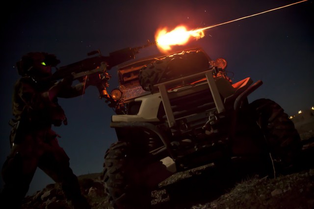 Lính thủy đánh bộ Mỹ xả súng máy M240B trong một cuộc tập trận ban đêm ở tỉnh Helmand, Afghanistan.