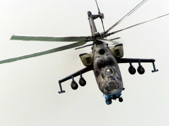 Nhưng không giống như Apache, “xe tăng bay” Mi-24 của Nga có thể chở theo 8 người.