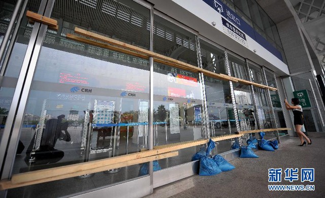 Cửa kính tại nhà ga tàu hỏa trung tâm tại thành phố Hải Khẩu được gia cố thêm bằng các thanh gỗ.