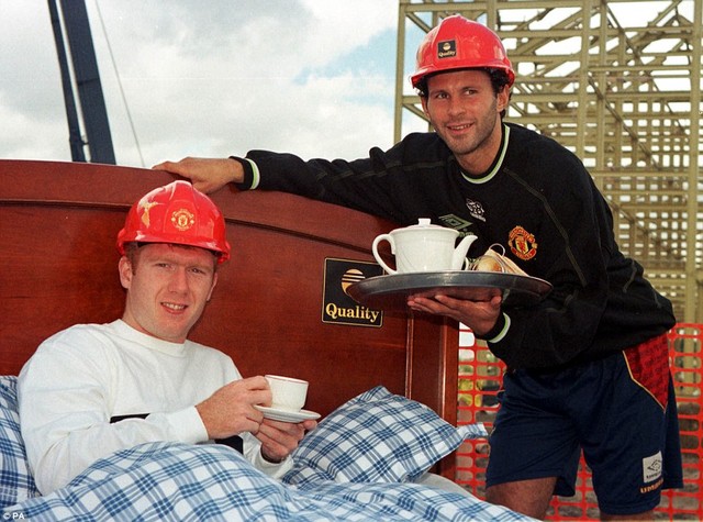 
	Giggs cùng Paul Scholes tham gia đóng 1 đoạn quảng cáo vào tháng 7/1998