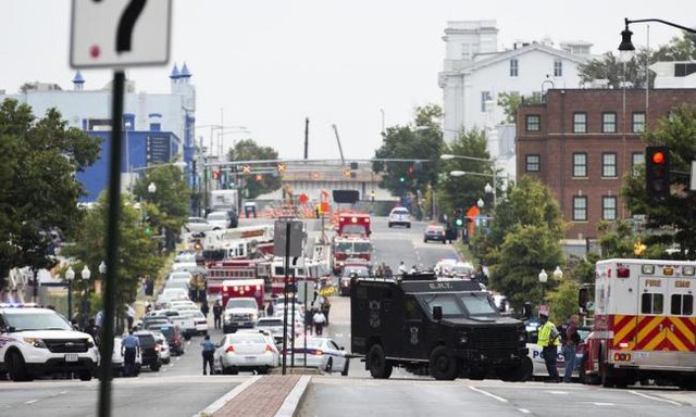 Cảnh  sát đã phong tỏa đường phố bên ngoài hiện trường vụ xả súng ở khu Navy Yard, Washington.