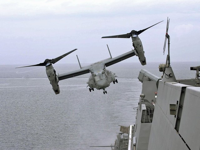 Một chiếc V-22 Osprey cất cánh từ tàu USS Mesa Verde, tàu đổ bộ lớp San Antonio của Hải quân Mỹ.