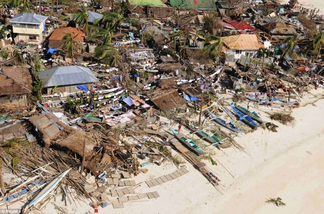 Một loạt ngôi nhà ven biển bị tàn phá, trong khi thuyền bị đánh dạt lên bờ tại tỉnh Iloilo.