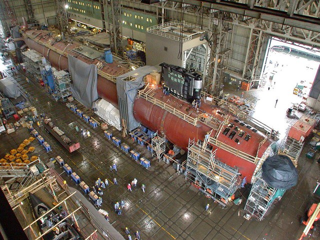 Các tàu ngầm hạt nhân Virginia có chiều dài 114,9m, tháp chỉ huy cao 10,3m, lượng giãn nước khi lặn 7.800 tấn.
