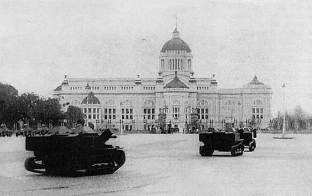 
	Cuộc đảo chính bí mật diễn ra trong hòa bình từ rạng sáng ngày 24/6/1932. Các binh lính, sĩ quan và dân thường tham gia đảo chính đã bất ngờ bắt sống các hoàng tử, 700 năm trị vị của các quốc vương Thái Lan chấm dứt. Phrayo Manopakorn, thủ lĩnh của cuộc đảo chính, được bầu làm Thủ tướng.