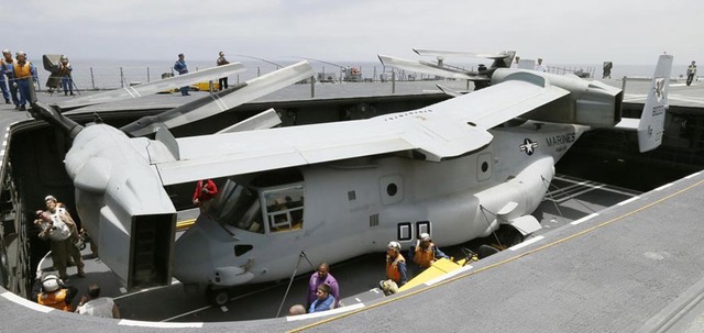 Sau khi hạ cánh thành công, một chiếc MV-22 Osprey đã được đưa xuống hầm chứa của tàu khu trục chở trực thăng JS Hyuga.