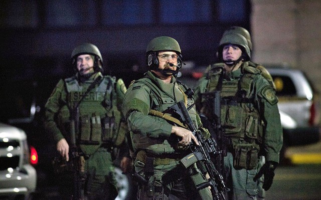 Lực lượng cảnh sát đặc nhiệm tập trung bên ngoài trung tâm thương mại Garden sau khi được thông báo có một tay súng ở Paramus, New Jersey, Mỹ.