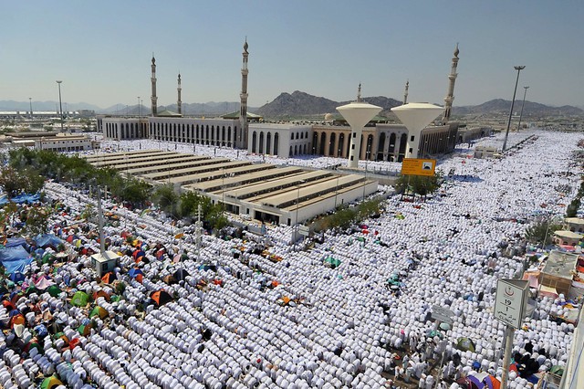 Khoảng 1,5 triệu người Hồi giáo tập trung cầu nguyện trên núi Arafat, Ả-rập Xê-út.