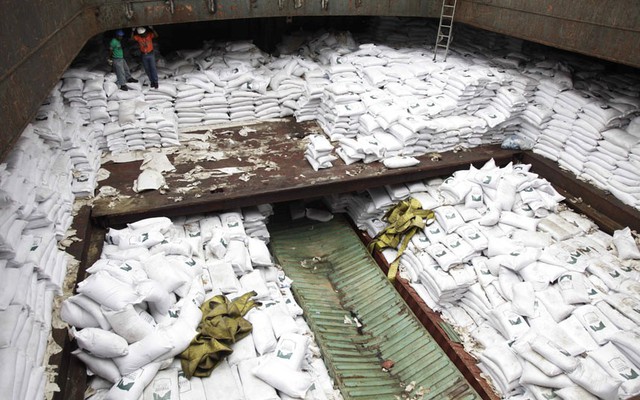 Các công nhân người Panama đứng trên những bao tải đường bên trong chiếctàu vận tải Chong Chong Gang treo cờ Triều Tiên tại cảng quốc tế Manzanillo ở Panama. Chiếc tàu của Triều Tiên bị tạm giữ vì chở một số bộ phận tên lửa bị cấm.