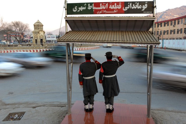 Các học viên cảnh sát giơ tay chào ở Kabul, Afghanistan.