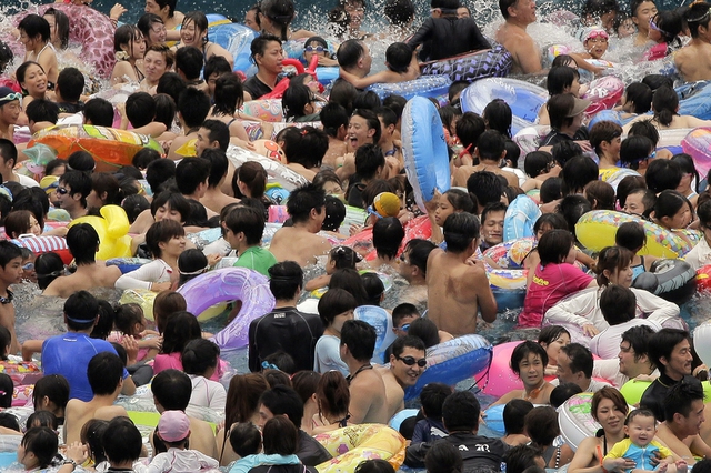 Mọi người chen chúc nhau trong công viên nước Tokyo Summerland ở Akiruno, Nhật Bản, khi nhiệt độ ở khu vực này đang ở mức kỷ lục.