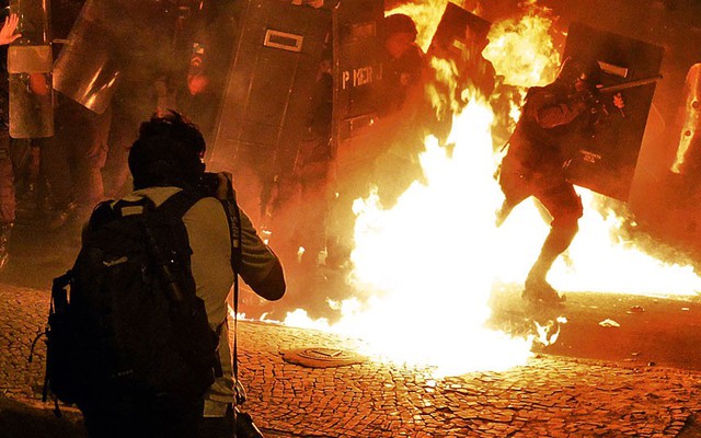 Phóng viên ảnh của hãng tin AFP chụp cảnh tượng cảnh sát chống bạo động cố gắng giải tán người biểu tình chống chính phủ tại Rio de Janeiro, Brazil.