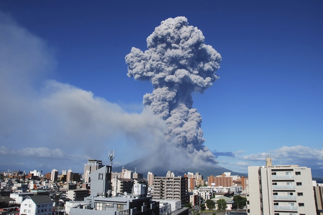 Khói và tro bụi bốc lên từ núi lửa Sakurajima đang hoạt động ở thành phố Kagoshima, Nhật Bản.