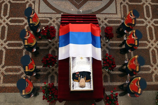 Mikhail Kalashnikov, cha đẻ của súng trường AK-47, nằm trong quan tài tại lễ tang của ông ở Izhevsk, Nga.