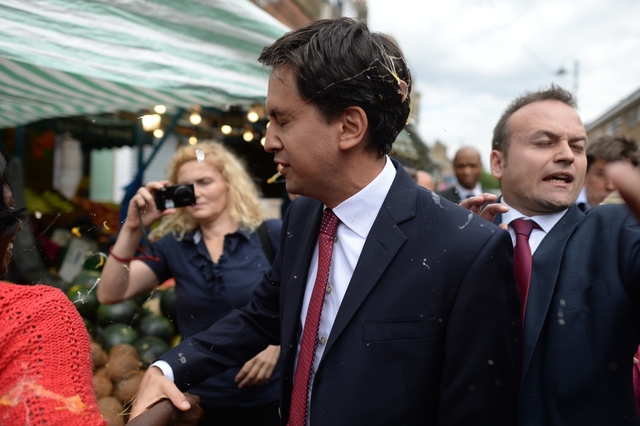 Lãnh đạo đảng Lao động Anh, Ed Miliband bị ném trứng trong một chuyến thăm tới London