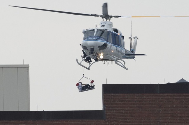 Trực thăng sơ tán một người khỏi hiện trường vụ xả súng tại tại tòa nhà trụ sở Bộ chỉ huy Hệ thống Biển Hải quân ở Washington, Mỹ.