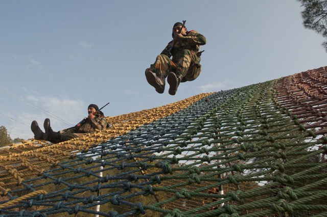 Các binh sĩ vượt qua chướng ngại vật trong một buổi huấn luyện tại trường Corps Battle, Rajouri, Ấn Độ.