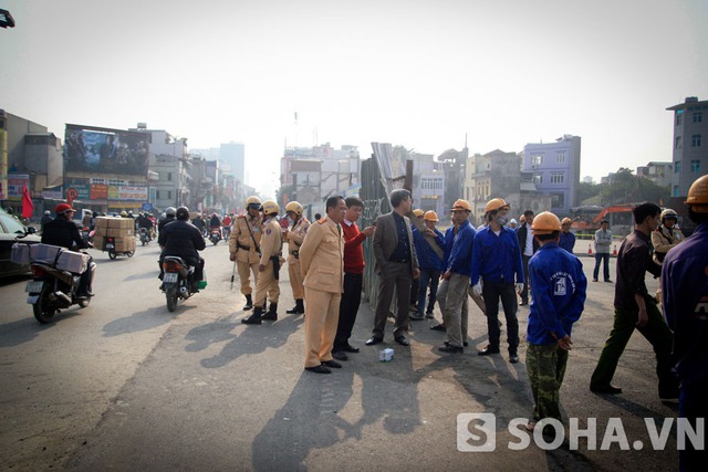 
	Từ 14h chiều cùng ngày, rất nhiều CSGT, cán bộ nhân viên thi công đã có mặt để tiến hành thông xe.