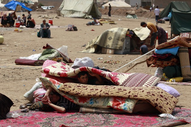 Người tị nạn Syria nằm chờ nhận lều tại trại tị nạn Kawergost ở Erbil, Iraq.