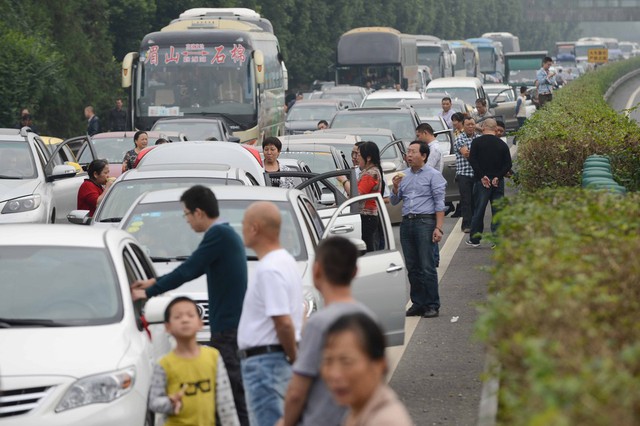 Tài xế và hành khách ra khỏi xe trên đoạn đường bị tắc nghẽn ở tỉnh Tứ Xuyên, Trung Quốc.
