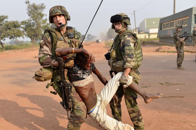 Các binh sĩ Pháp mang thi thể một nạn nhân bị bắt chết trong cuộc biểu tình chống chính phủ ở Bangui, Trung Phi.