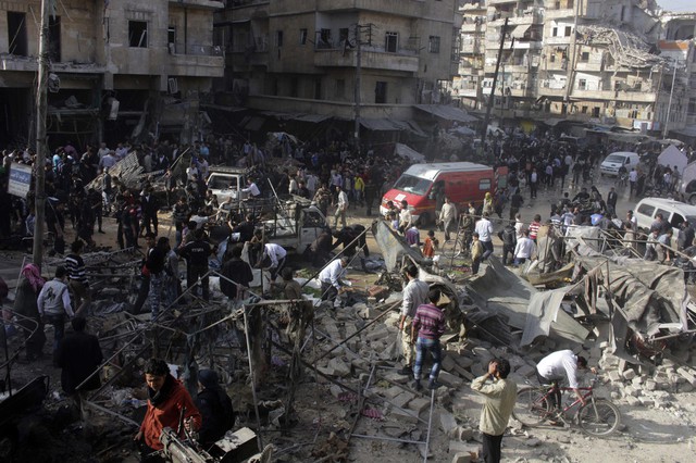 Mọi người tìm kiếm nạn nhân sống sót trong đống đổ nát của tòa nhà và lều bị trúng đạn pháo ở Aleppo, Syria.