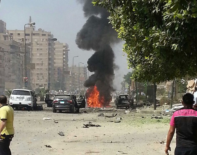 Hiện trường đoàn xe của Bộ trưởng Nội vụ Ai Cập Mohammed Ibrahim bị đánh bom trên đường phố ở Nasr.