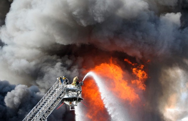 Lính cứu hỏa chiến đấu với hỏa hoạn tại nhà máy phân phối thực phẩm Dietz và Watson tại Delanco, New Jersey, Mỹ.