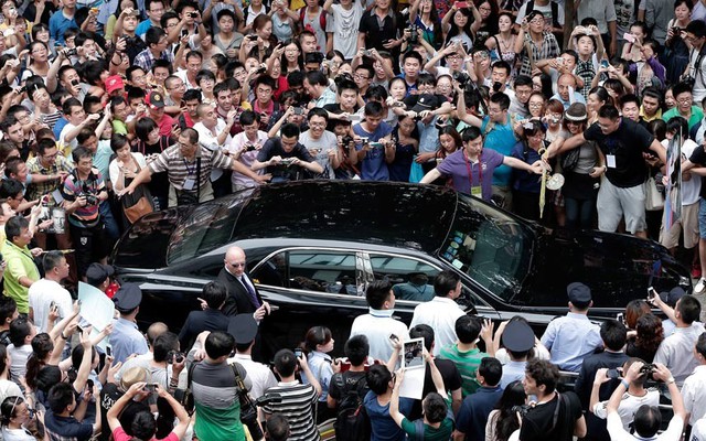 Các fan hâm mộ David Beckham vây quanh xe hơi chờ cầu thủ này tới thăm trường đại học Đồng Tế ở Thượng Hải, Trung Quốc.