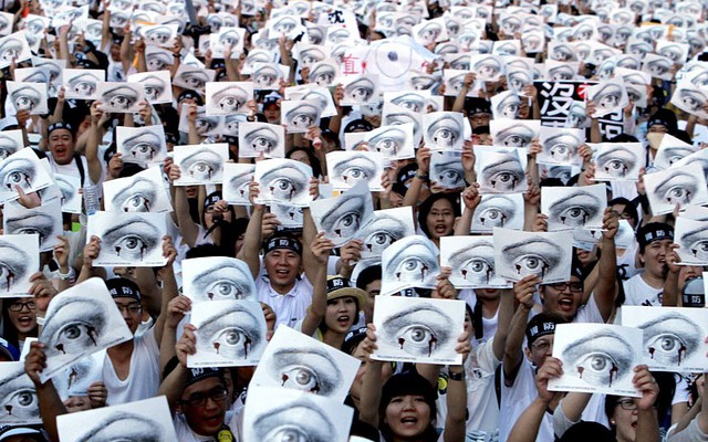 Hàng chục nghìn người tập trung trước văn phòng Tổng thống Đài Loan ở thành phố Đài Bắc để biểu tình phản đối sự trừng phạt tàn nhẫn đối với người nhập ngũ và đồng thời đòi bỏ nghĩa vụ quân sự ở quốc gia này, sau khi binh sĩ Hung Chung-Chiu tử vong vì suy đa cơ quan do say nắng.
