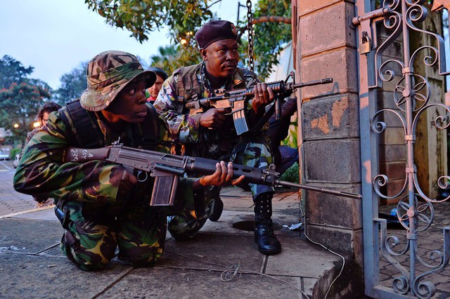 Các binh sĩ đặc nhiệm ẩn nấp trong khi chiến đấu với các phần tử khủng bố chiếm trung tâm thương mại Westgate ở Nairobi, Kenya.