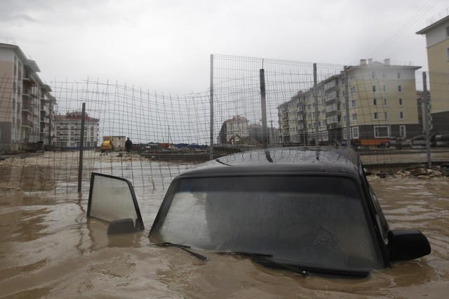 Một chiếc ô tô ngập trong nước lũ ở thành phố Sochi, Nga.