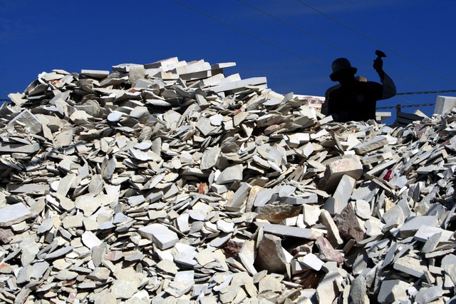 Công nhân người Palestin làm nghề đập đá trong một nhà máy ở Qabatiya, Bờ Tây.