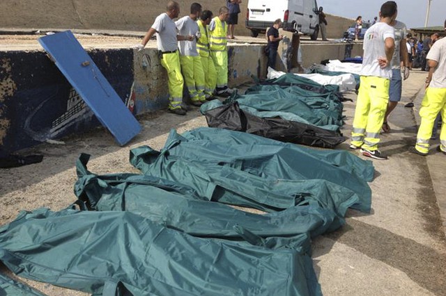 Thi thể của những người nhập cư châu Phi  thiệt mạng trong vụ chìm thuyền ở ngoài khơi cảng Lampedusa, Italia.