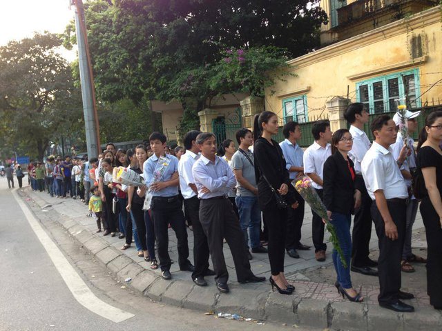 Á hậu Trương Thị May hòa vào dòng người xếp hàng viếng Đại tướng