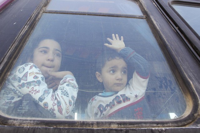 Trẻ em hy vọng sang Ai Cập nhìn qua cửa sổ xe bus tại cửa khẩu Rafah giữa Ai cập và Dải Gaza.
