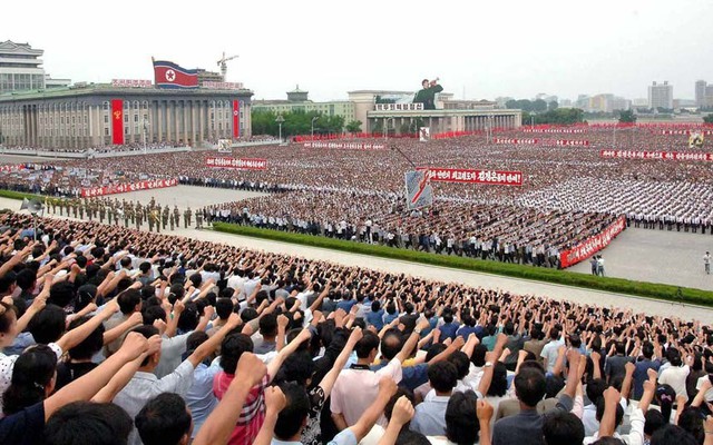 Hàng trăm nghìn người dân Triều Tiên tập trung tại quảng trường Kim Il-sung ở thủ đô Bình Nhưỡng để biểu tình chống Mỹ.