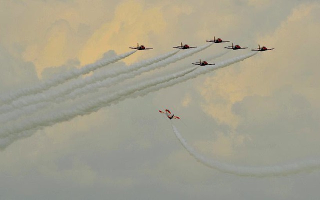 Đội máy bay Patrulla Aguila của Tây Ban Nha biểu diễn tại buổi khai mạc của Triển lãm hàng không Áo ở thành phố Zeltweg.
