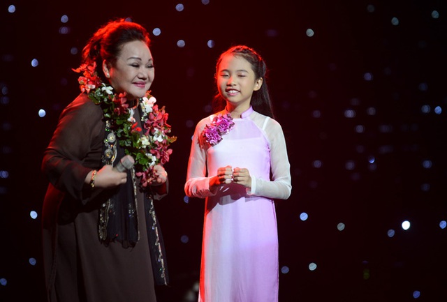  	NSND Ngọc Giàu hát Đêm Gành Hào nghe điệu Hoài Lang cùng Phương Mỹ Chi trong đêm chung kết The Voice Kids.