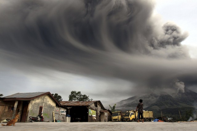 Một người dân đứng nhìn núi lửa Sinabung phun trào tro bụi gần Karo, Indonesia.