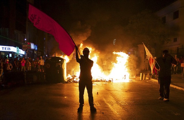 Người biểu tình đốt hàng rào chắn trên phố trong cuộc đối đầu với cảnh sát chống bạo động ở Istanbul, Thổ Nhĩ Kỳ.