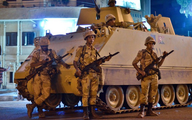 Các binh sĩ được trang bị xe thiết giáp tuần tra bên ngoài đại học Cairo.