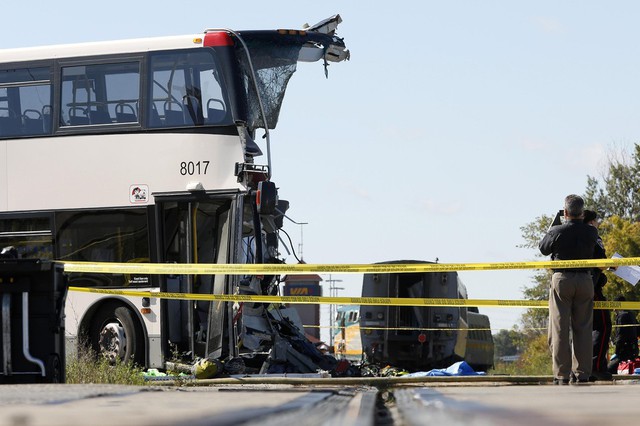 Hiện trường vụ va chạm kinh hoàng giữa xe bus và tàu hỏa ở Ottawa, Canada, khiến 6 người thiệt mạng và 11 người bị thương.