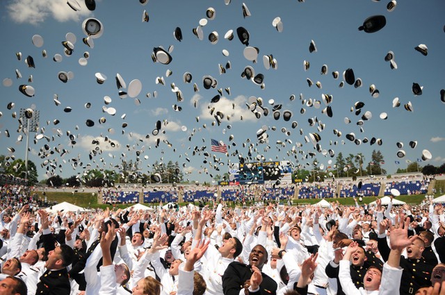 Một buổi lễ tốt nghiệp của các học viên tại học viện Hải quân Mỹ. Hiện có 11 tàu sân bay trong biên chế của Hải quân Mỹ.