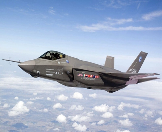 Còn đây là tiêm kích tàng hình Lockheed F-35 Lightning II của Mỹ. Có tốc độ bay 1.930 km/h, trang bị pháo, tên lửa đối không,bên ngoài gắn hàng trăm quả đạn và hàng loạt vũ khí