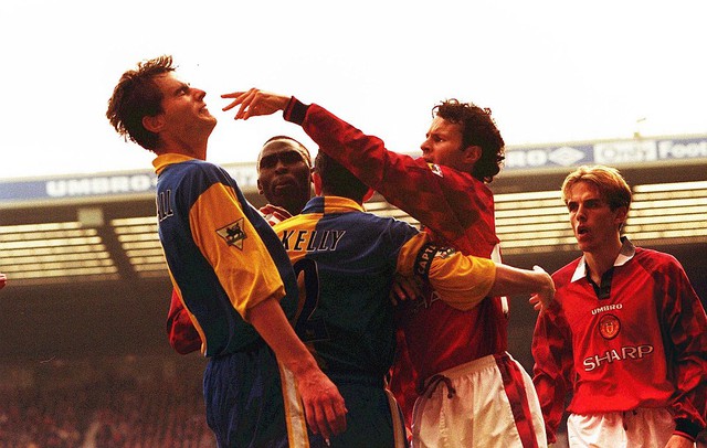 
	Pha va chạm quyết liệt của Ryan Giggs với hậu vệ David Wetherall của Leeds United trong chiến thắng 3-0 của Man United hồi tháng 5/1998