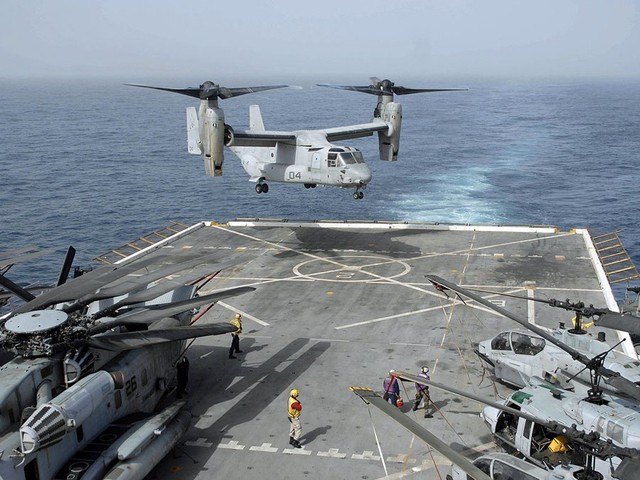 Ngoài ra, LPD cũng có thể chở theo máy bay chiến đấu V-22 Osprey và hai máy bay loại này có thể cất cánh trên boong cùng một lúc.