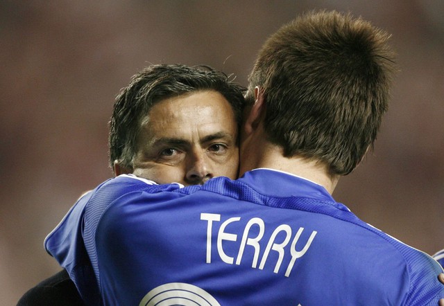 Terry sẽ đá chính dưới triều đại Mourinho: Quyền lực chốn hậu trường
