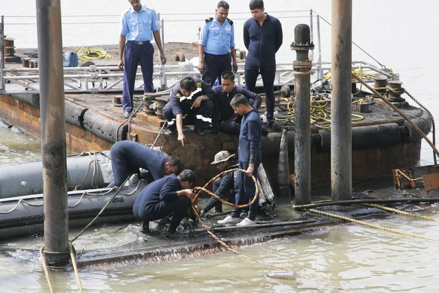 Công tác cứu hộ, tìm kiếm thủy thủ bị mắc kẹt vẫn đang được tiến hành (Trong ảnh:Thợ lặn Ấn Độ đứng trên chiếc tàu ngầm bị nổ)